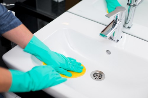Bathroom deep cleaning as part of a move out cleaning service